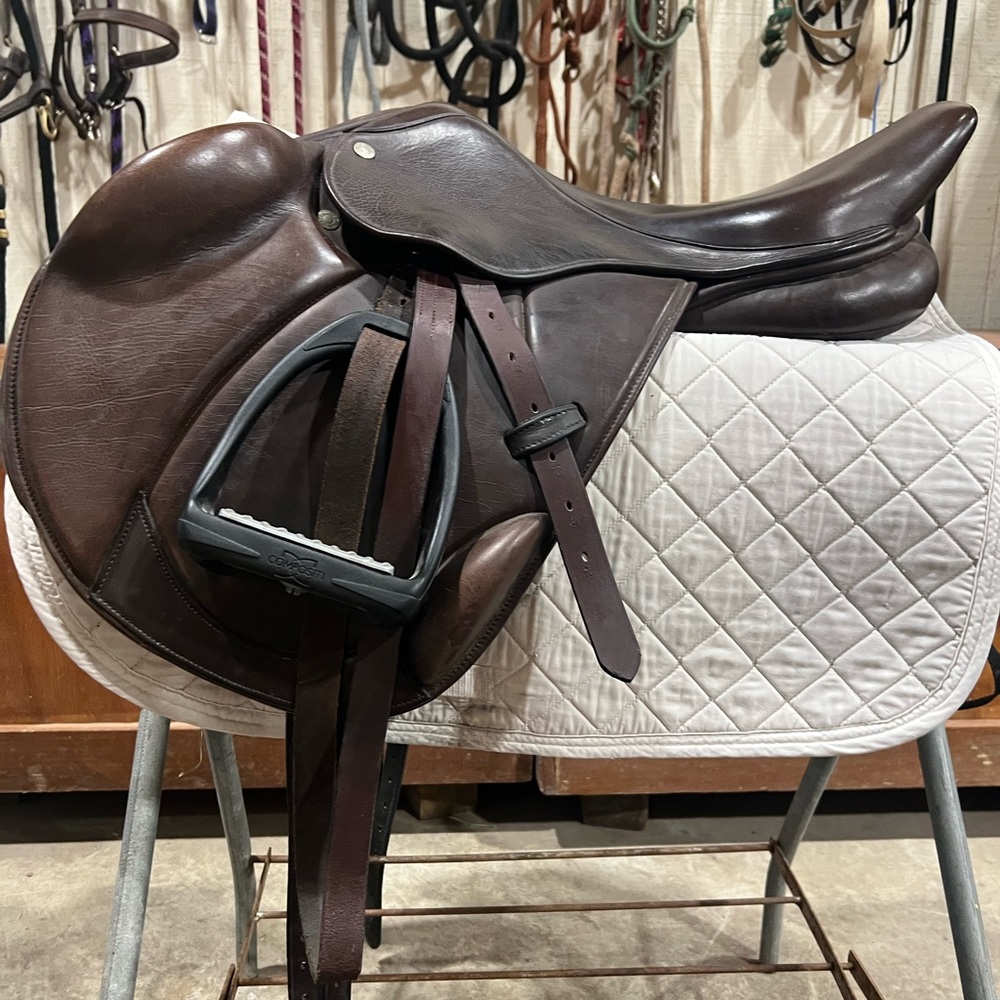 Dover circuit cross country saddle. 17inch fits wide.